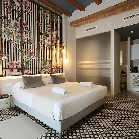 & Co. Quart Boutique 3*