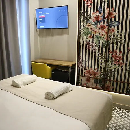 & Co. Quart Boutique 3*